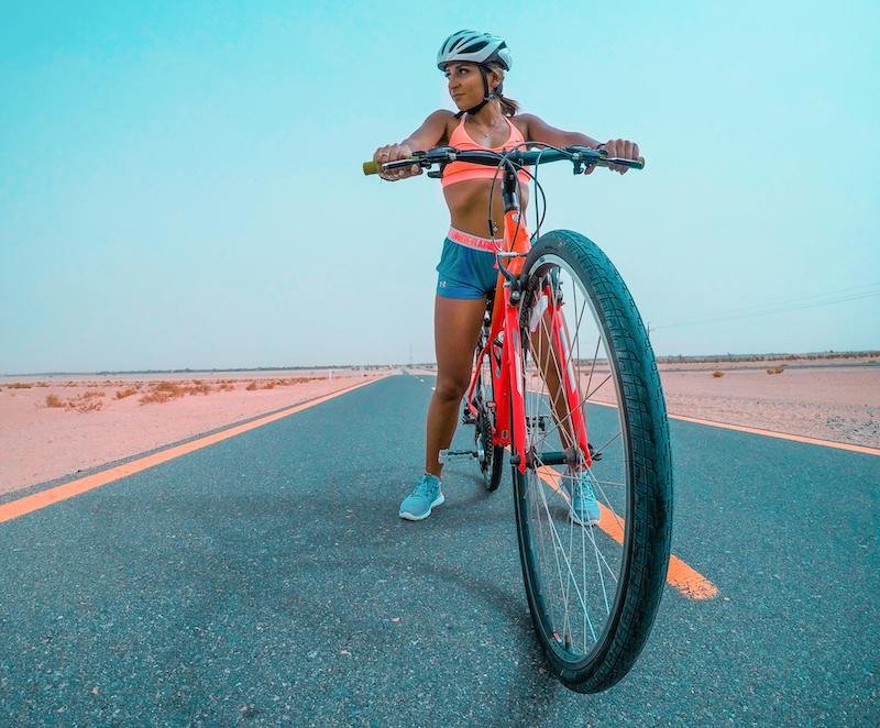 Mujer disfrutando de los beneficios físicos de montar en bicicleta